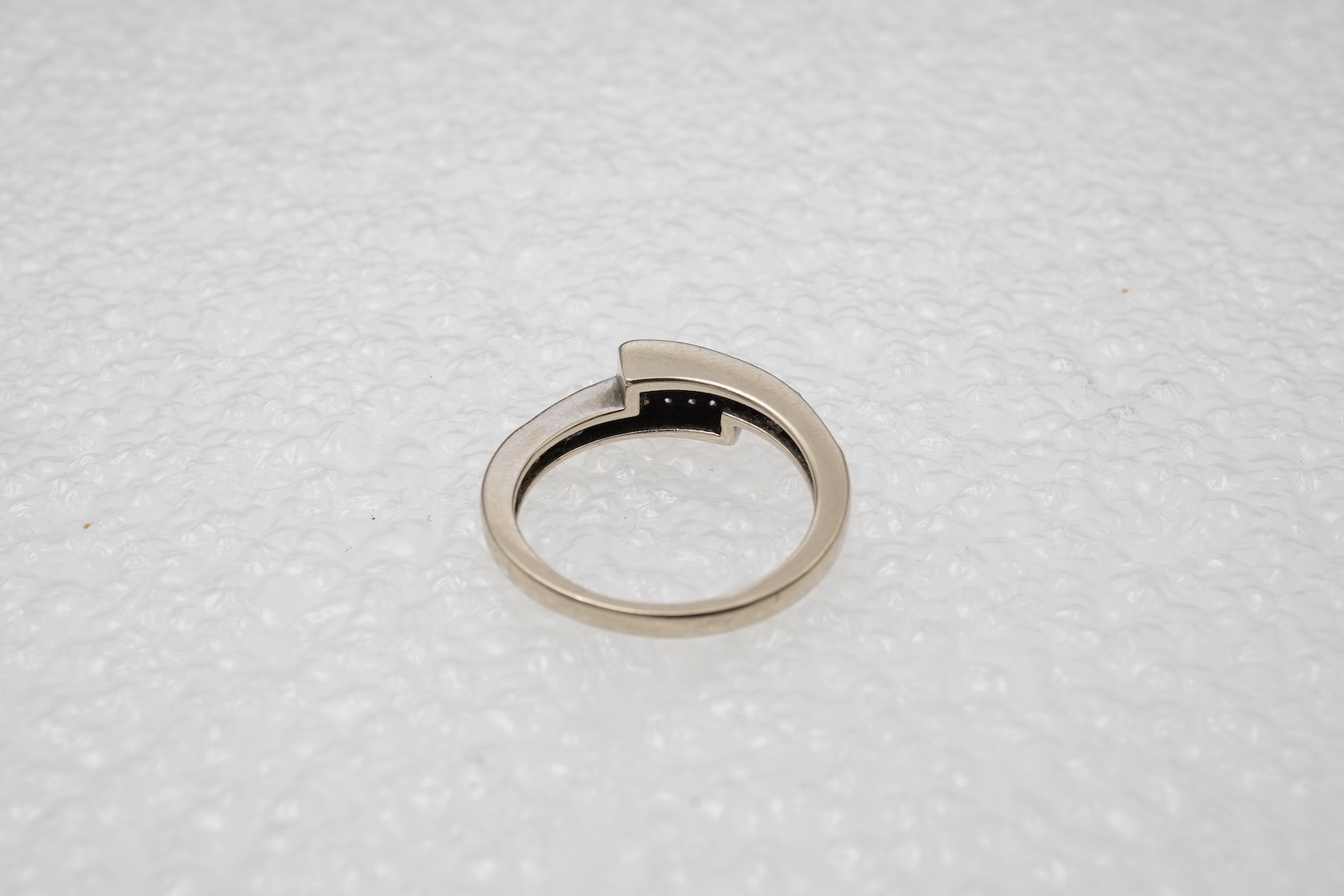 A diamond crossover ring